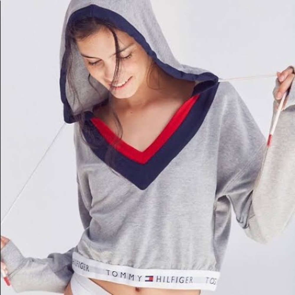 ISO!! TOMMY HILFIGER V-NECK CROPPED TOP